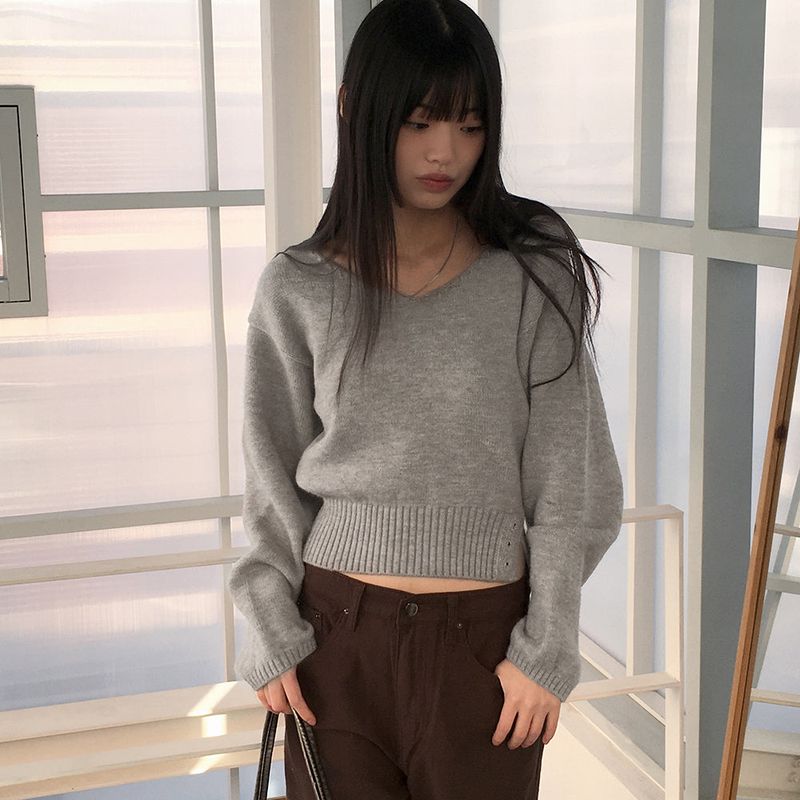 Bien off-shoulder two-way button slit V-neck long sleeve knit