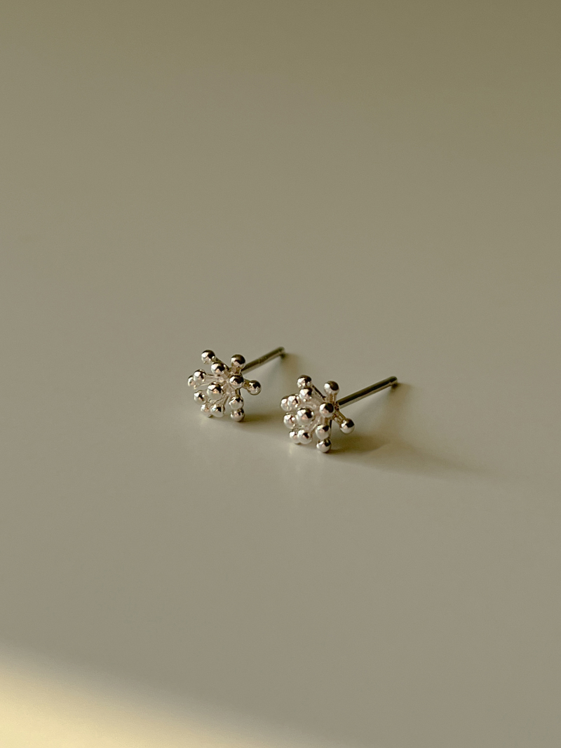 Floral earring (silver)
