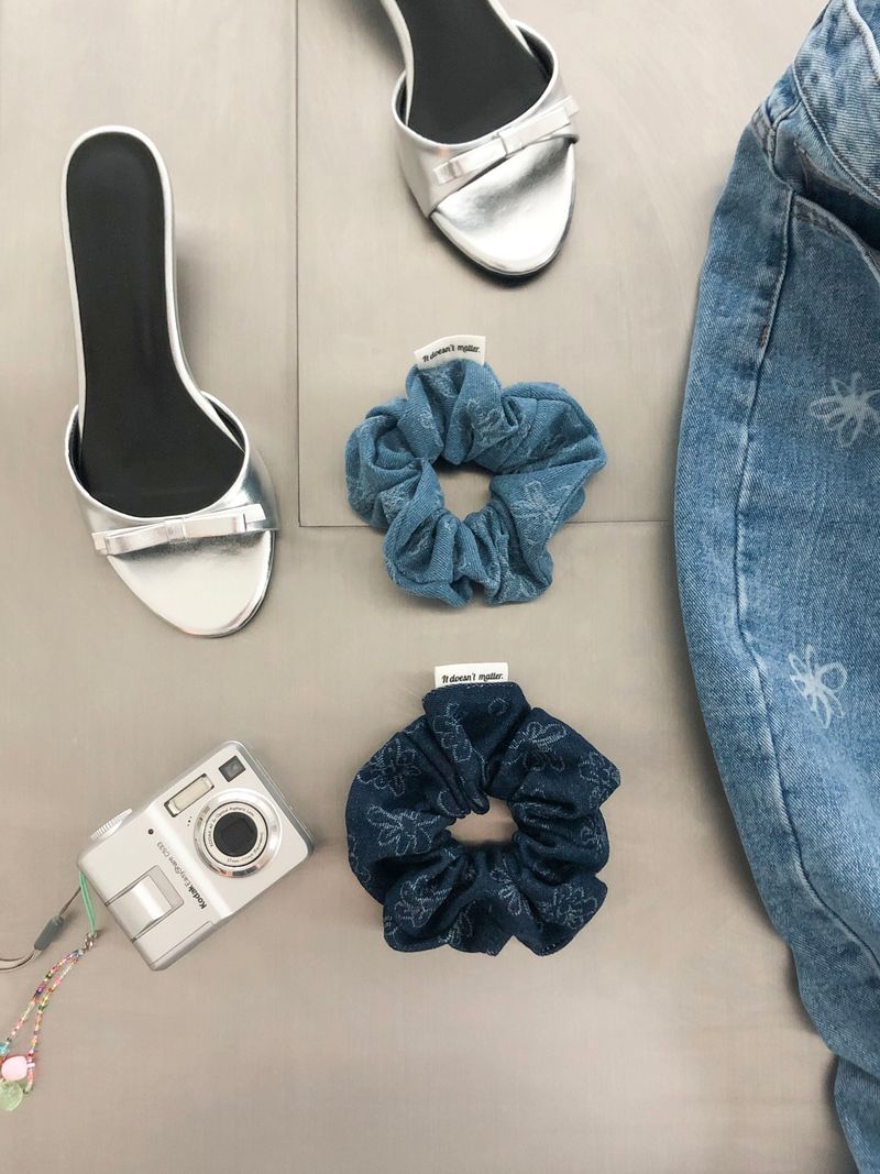 Flower denim scrunchie (Light blue)