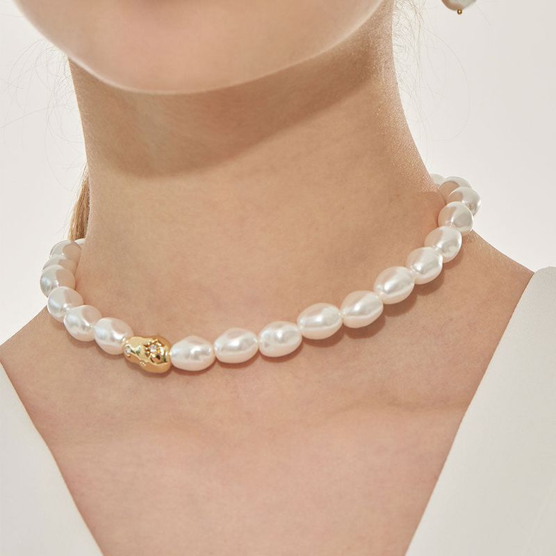 Shy bloom necklace