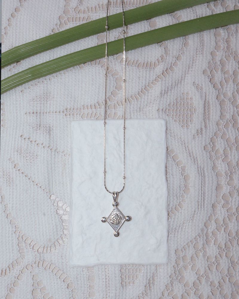 [MADE] lovely rose. rose frame necklalce