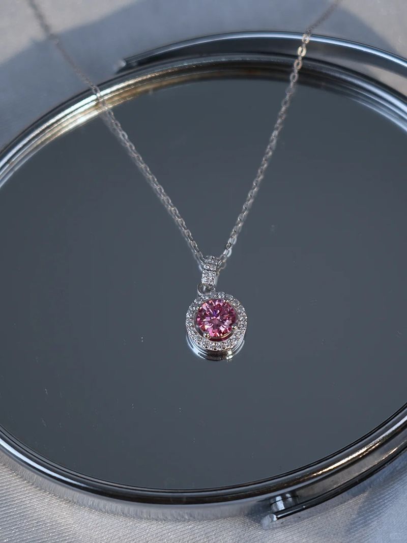 Must-have necklace for a sophisticated girl