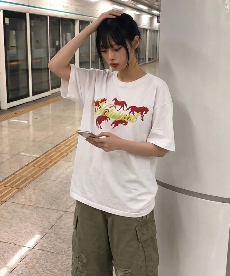 NOTUSUAL(ノットユージュアル)の「Red Pixel Horse Over-fit T-Shirts - 4COLOR(Tops)」