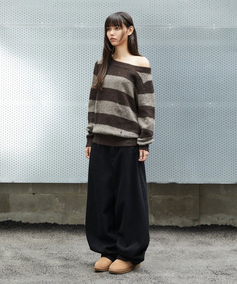 DAMAGED OFF SHOULDER STRIPE KNIT_BROWN