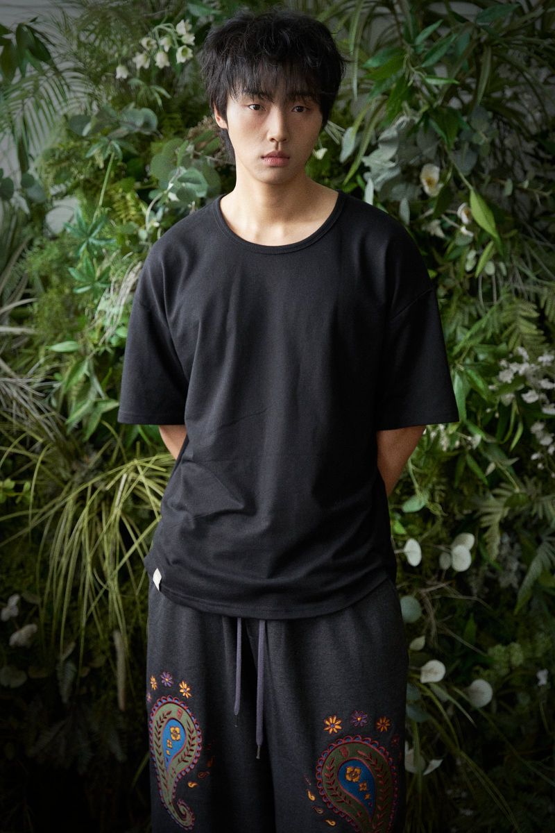 ESSENTIAL PLEAT U-NECK 1/2 TEE (Black)