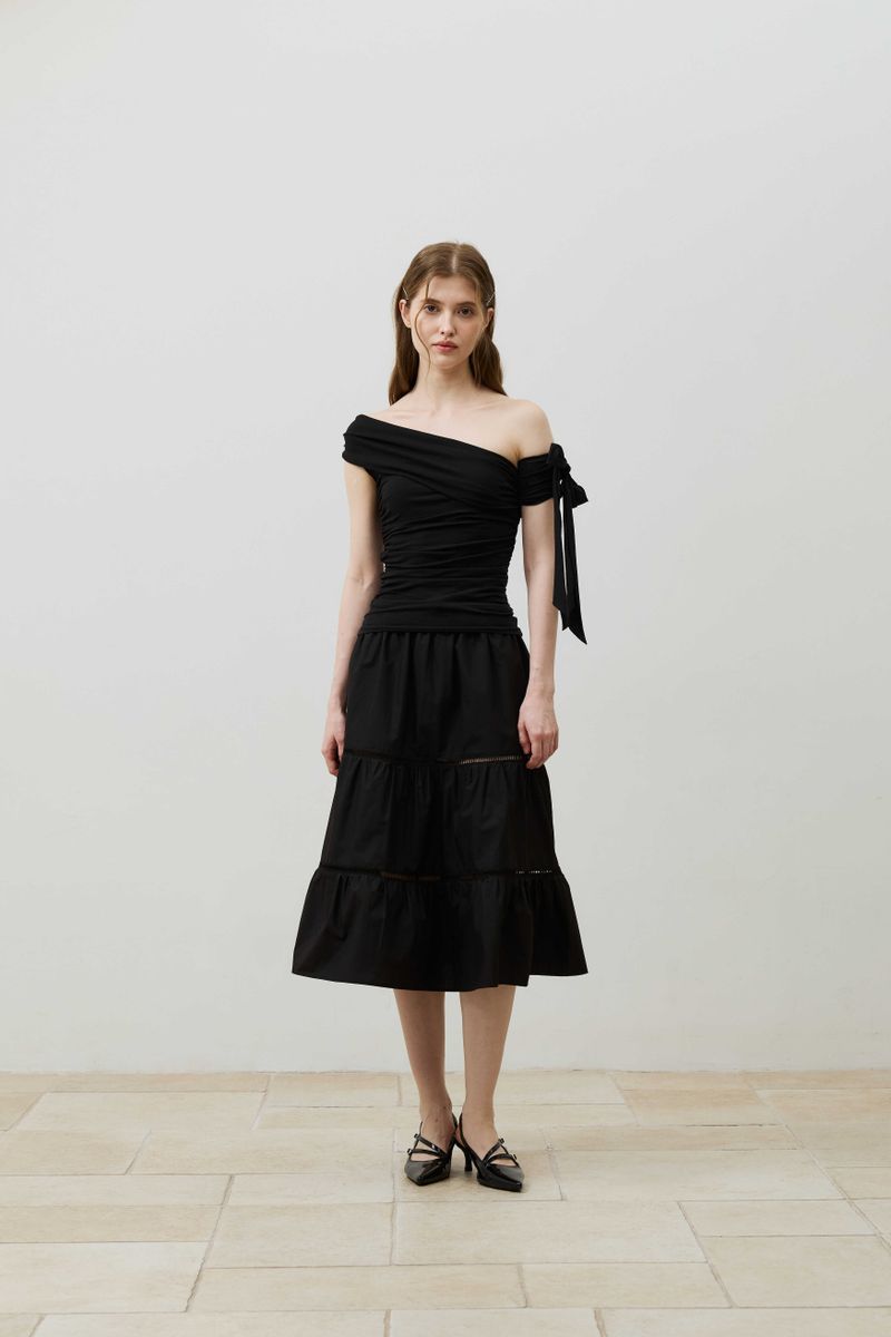 RIA ONE-SHOULDER SHIRRING TOP / BLACK