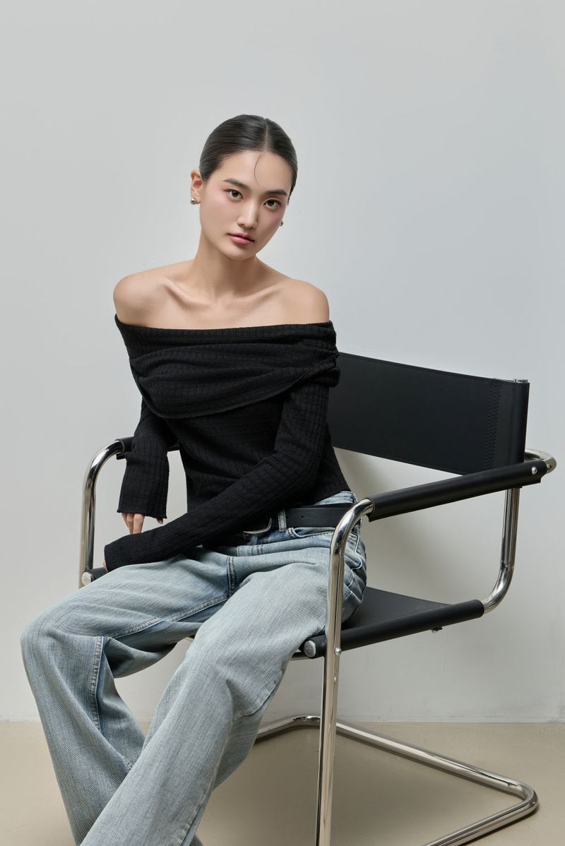 Cowl-neck Open Shoulder Tee_Black