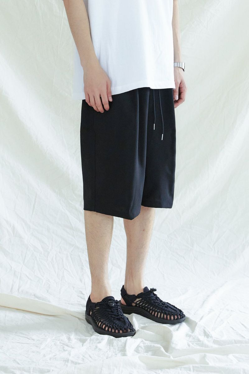 KND（ケイエンド）の「ONE TUCK BERMUDA PANTS BLACK（Pants）」