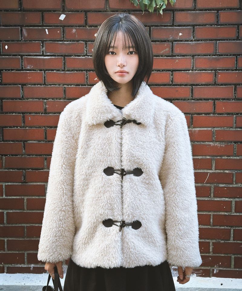 DAMISH(ダミッシュ)の「ダッフルボタンフェイクファージャケット_アイボリー(ジャケット/アウター)」