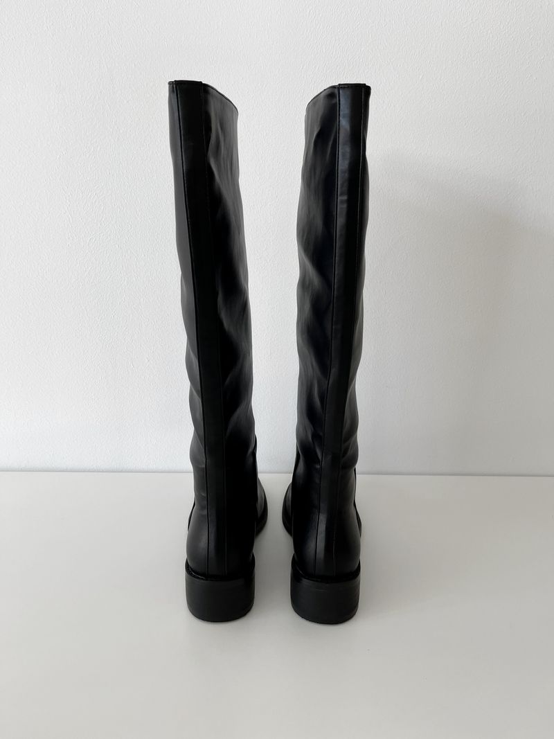 Simple round long boots