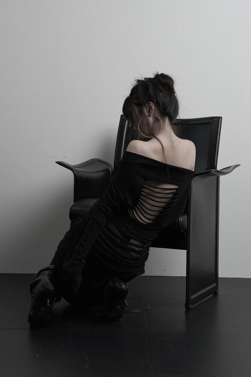 [label] back damage off-shoulder top (black)