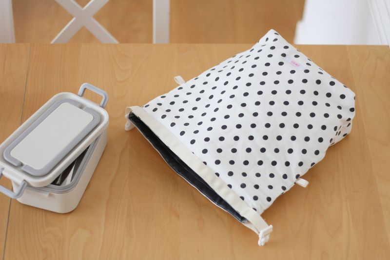 cozy lunch bag - white dot
