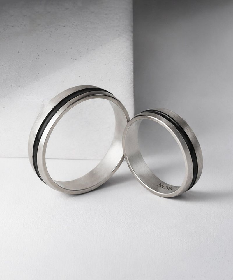 noirvy（ノイルビー）の「NR-302 Curved Black Line Matte Silver Surgical Ring（Accessories）」
