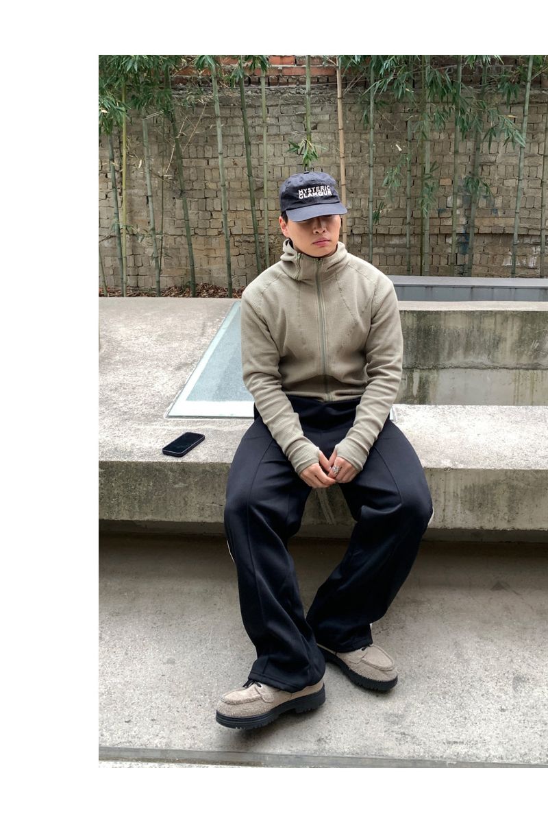 Ribbed incision hood zip-up