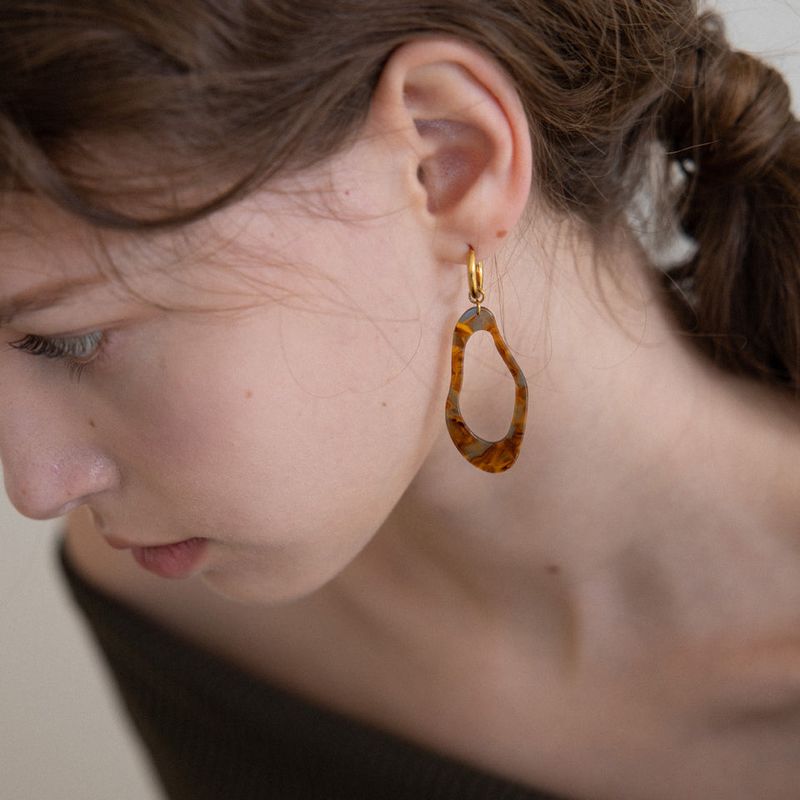 MerryMotive(メリーモチーブ)の「Brown unique shape drop gold earring(Accessories)」
