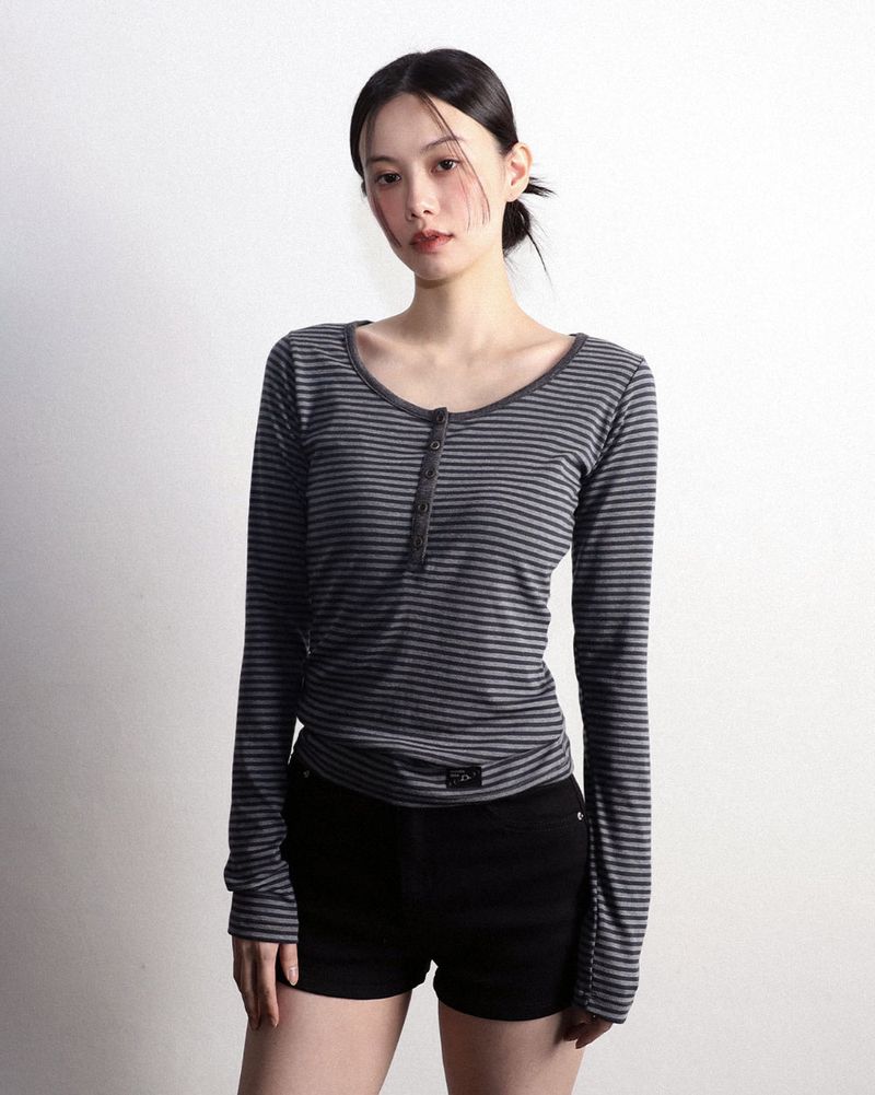MagoRen SEOUL(マゴレン ソウル)の「Henley Neck Long Sleeve Stripe Charcoal(Tops)」