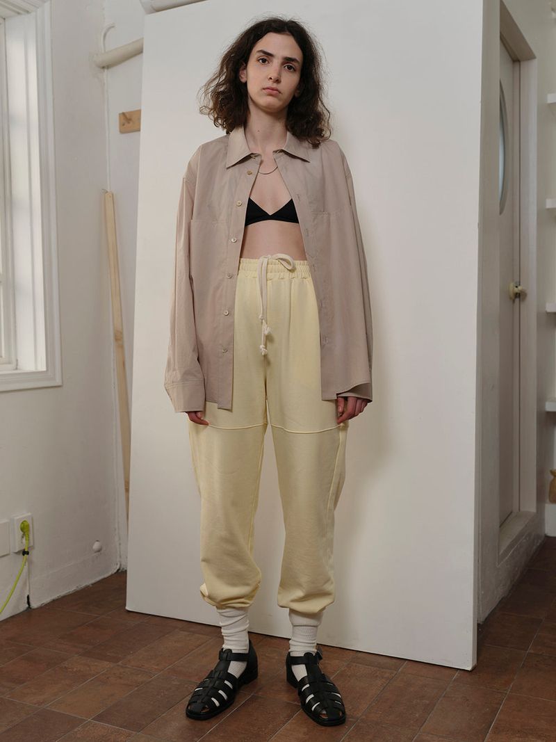 YOUNGOH(ヨンオ)の「SWEAT PANTS PALE YELLOW(Pants)」