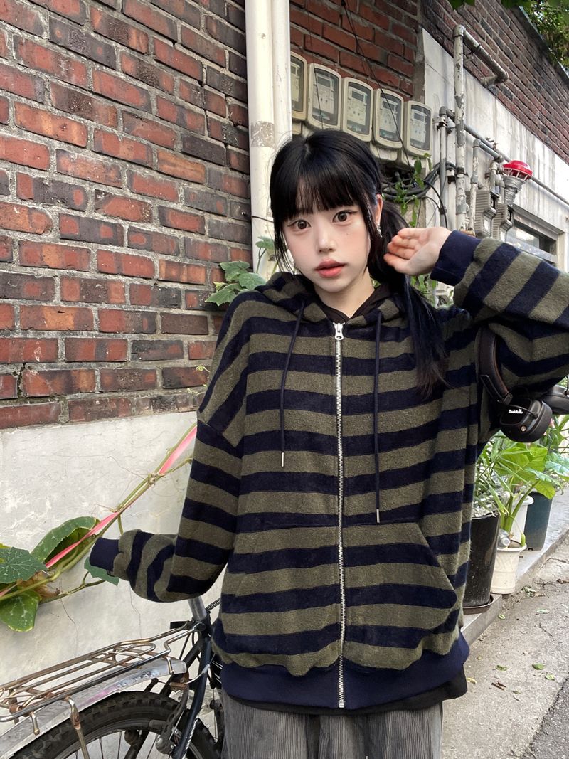 heenytsuki（ヒニツキ）の「クローバーストライプニットフーディドジップアップ（トップス）」