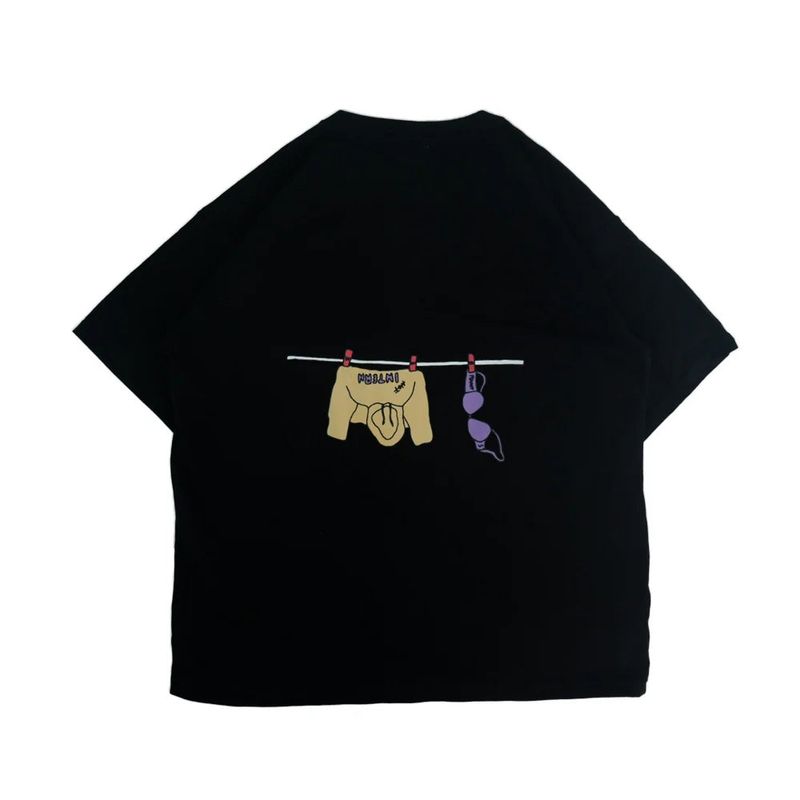 Peanut Stain（ピーナッツ ステイン）の「PEANUT STAIN - ハング イン ゼア ブラック オーバーサイズド Tシャツ（トップス）」