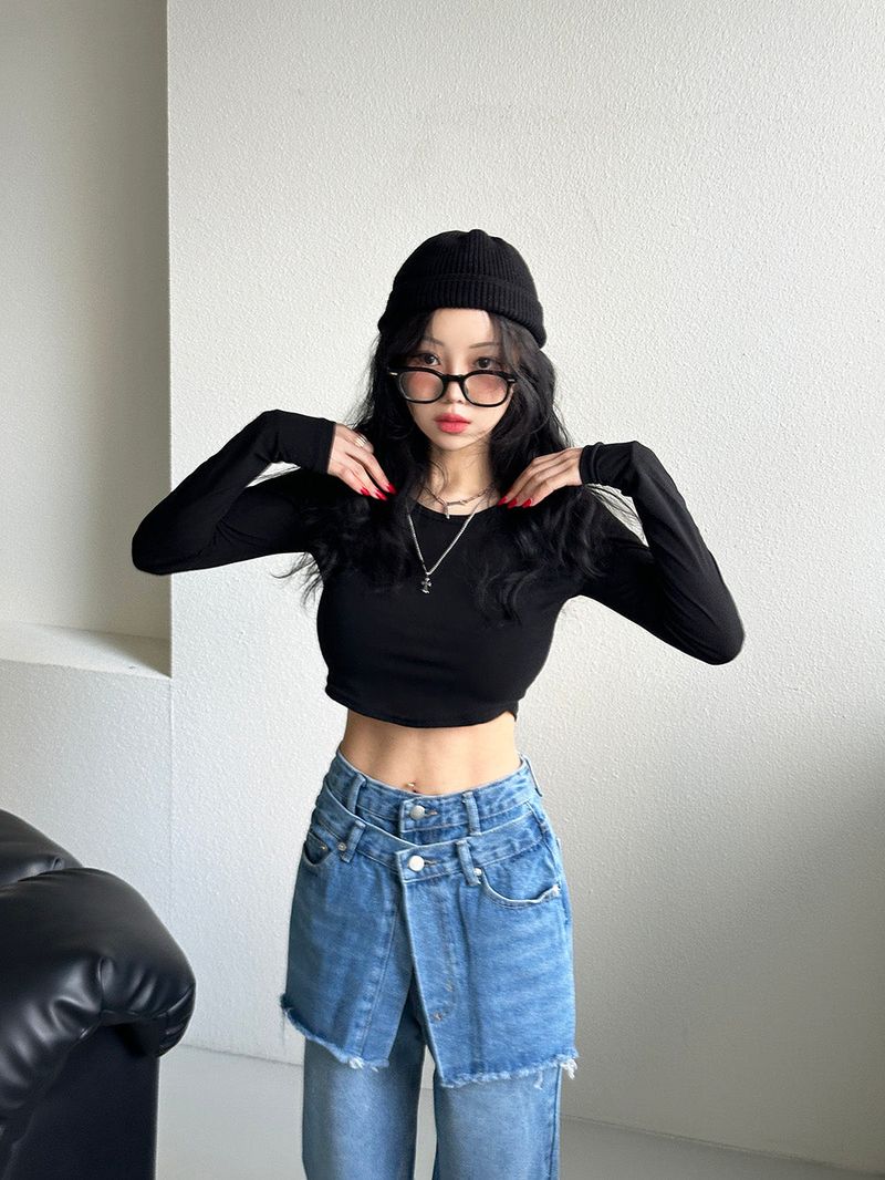 It's soft. A long-sleeved cropped shirt