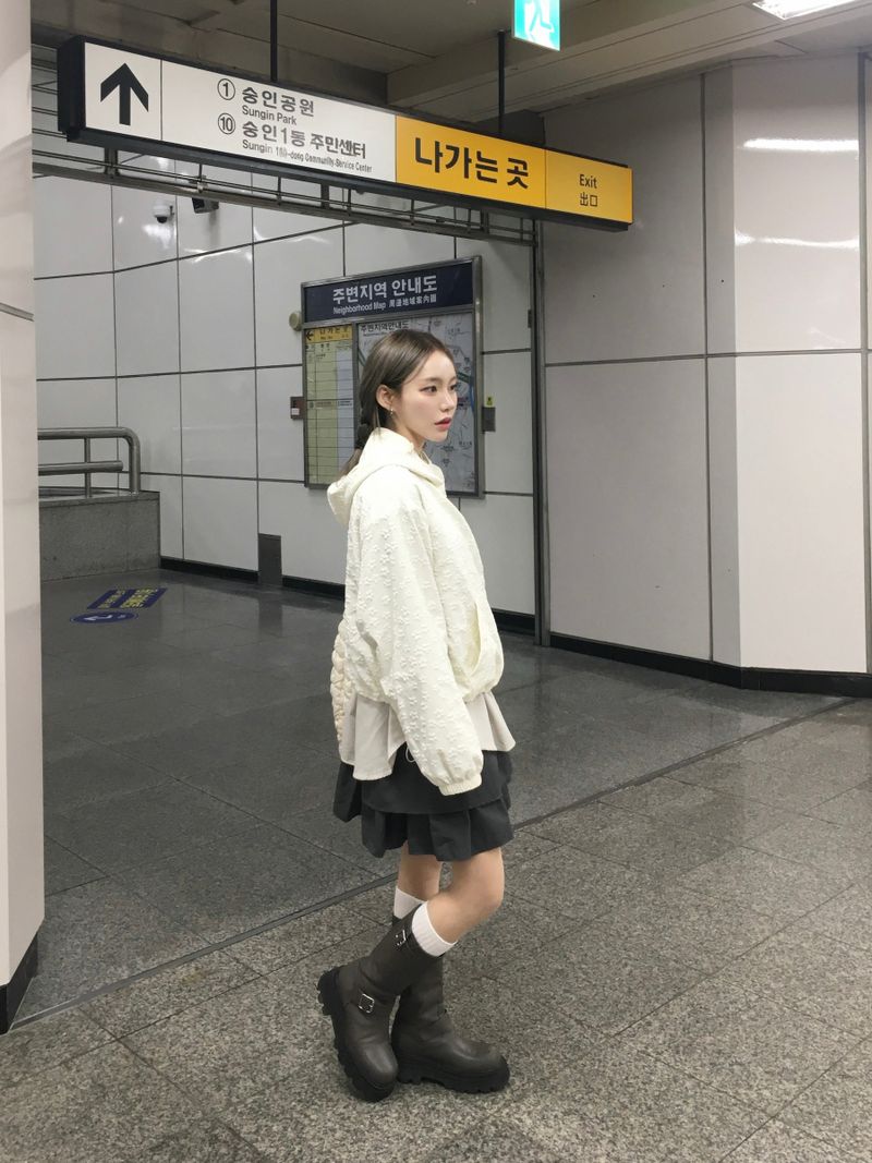 Mini Zan Flower Embossed Crop Hoodie (6c)