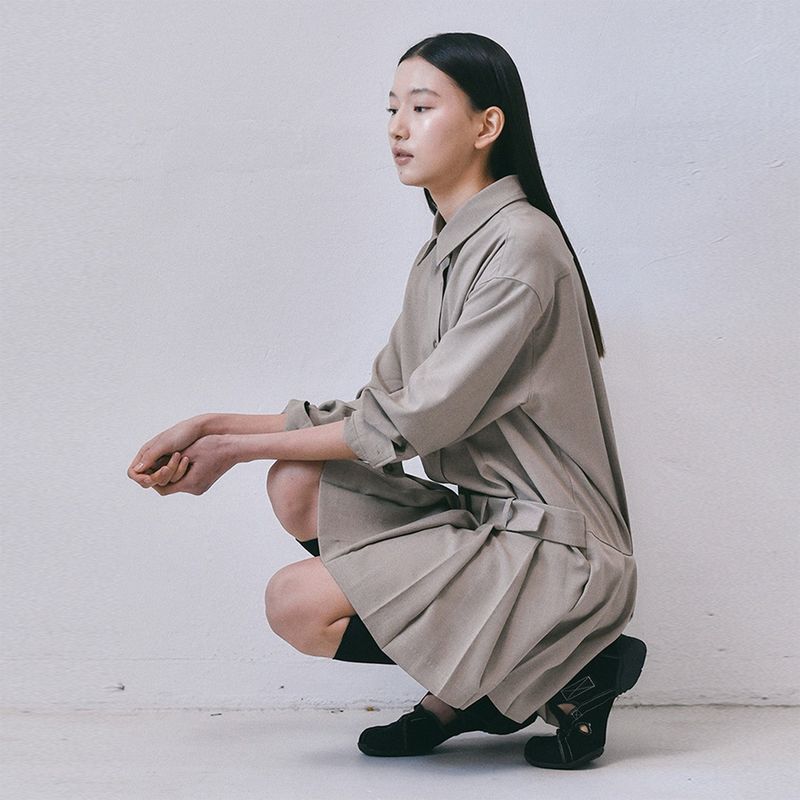 Loventina（ラヴェンティナ）の「Low Belted Pleated Dress_Beige（Dresses）」