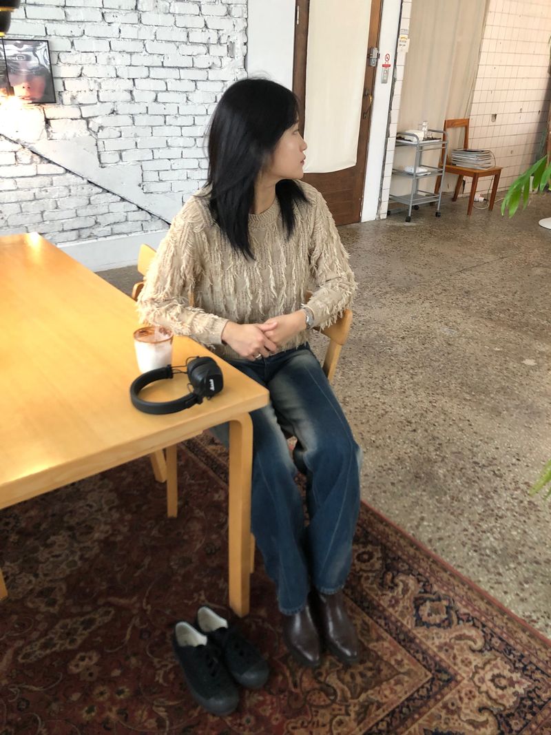 Freewheeling tassel round knit