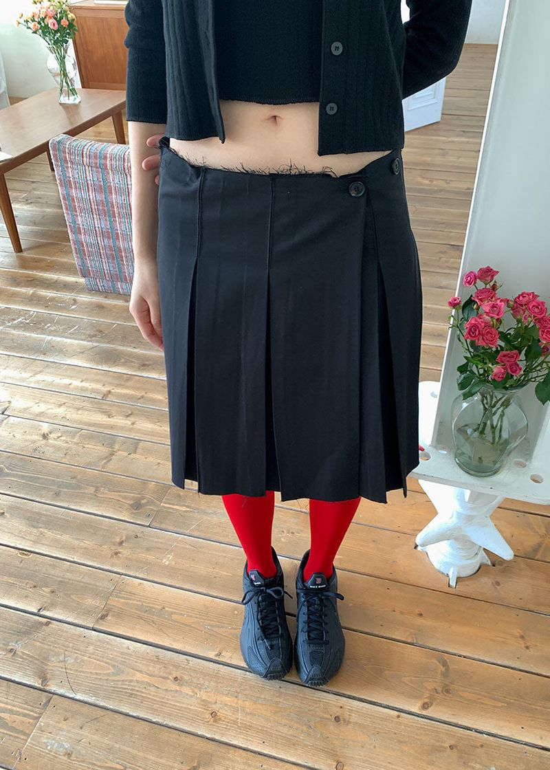 BUTTON MIDI PLEATS SKIRT