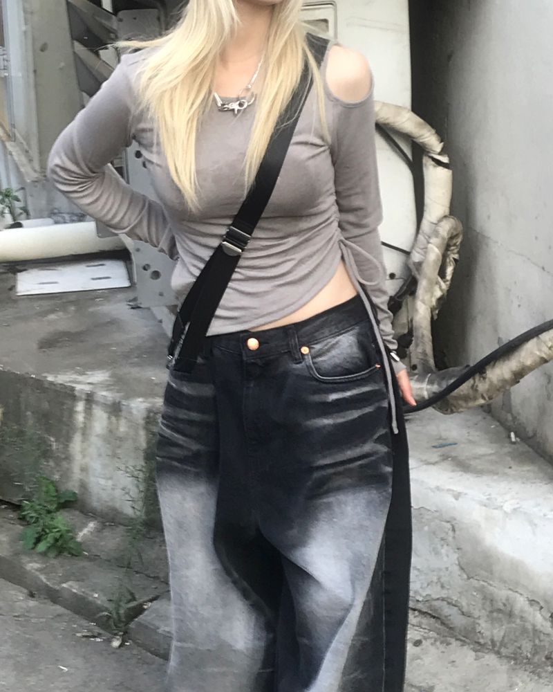heenytsuki（ヒニツキ）の「shoulder slit printing side shirring T-shirt（Tops）」