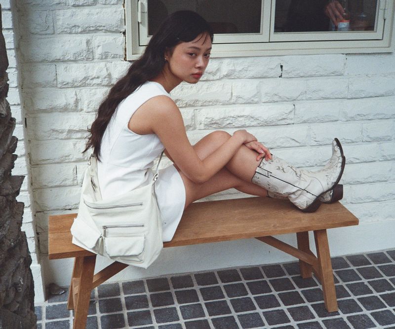 YAHN SISI(ヤーン シシ)の「Pebble Hobo Bag - Sand White(Bags)」
