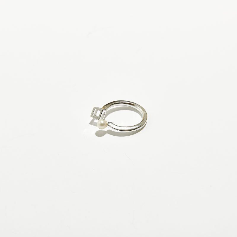 Frame Cube Pearl Open Ring