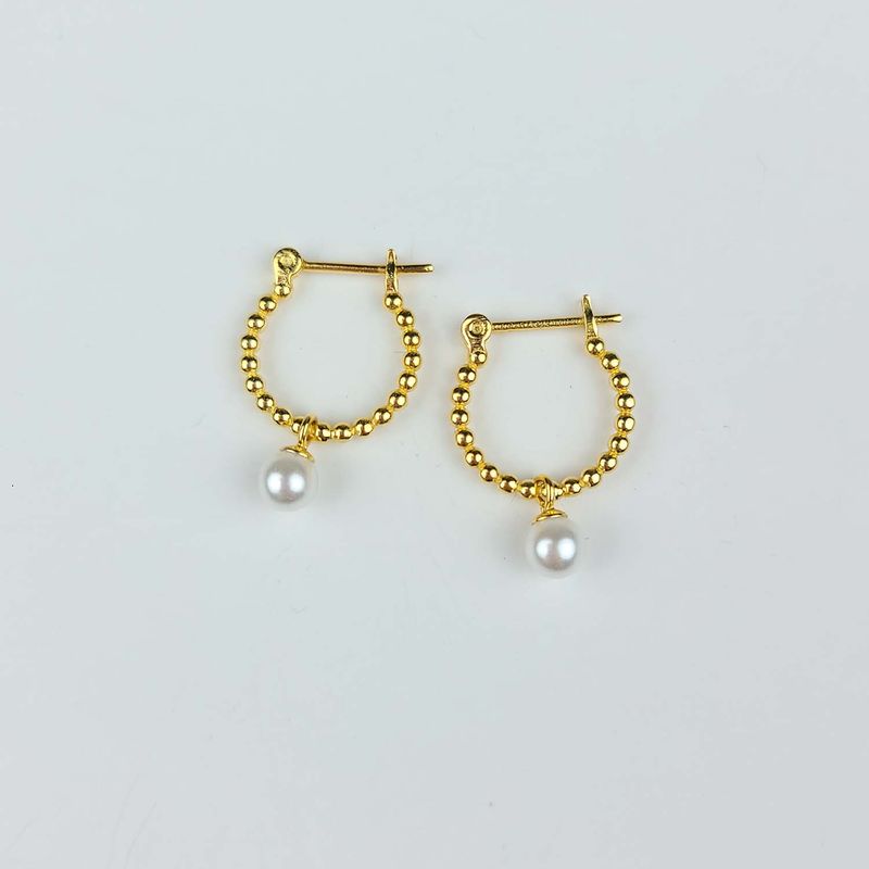 Petite pearl earring