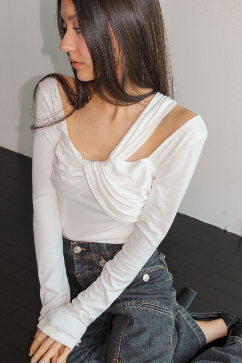 Yuheelee（ユヒリ）の「[3rd RE-STOCK] LONG SLEEVE TWIST TOP / IVORY（Tops）」