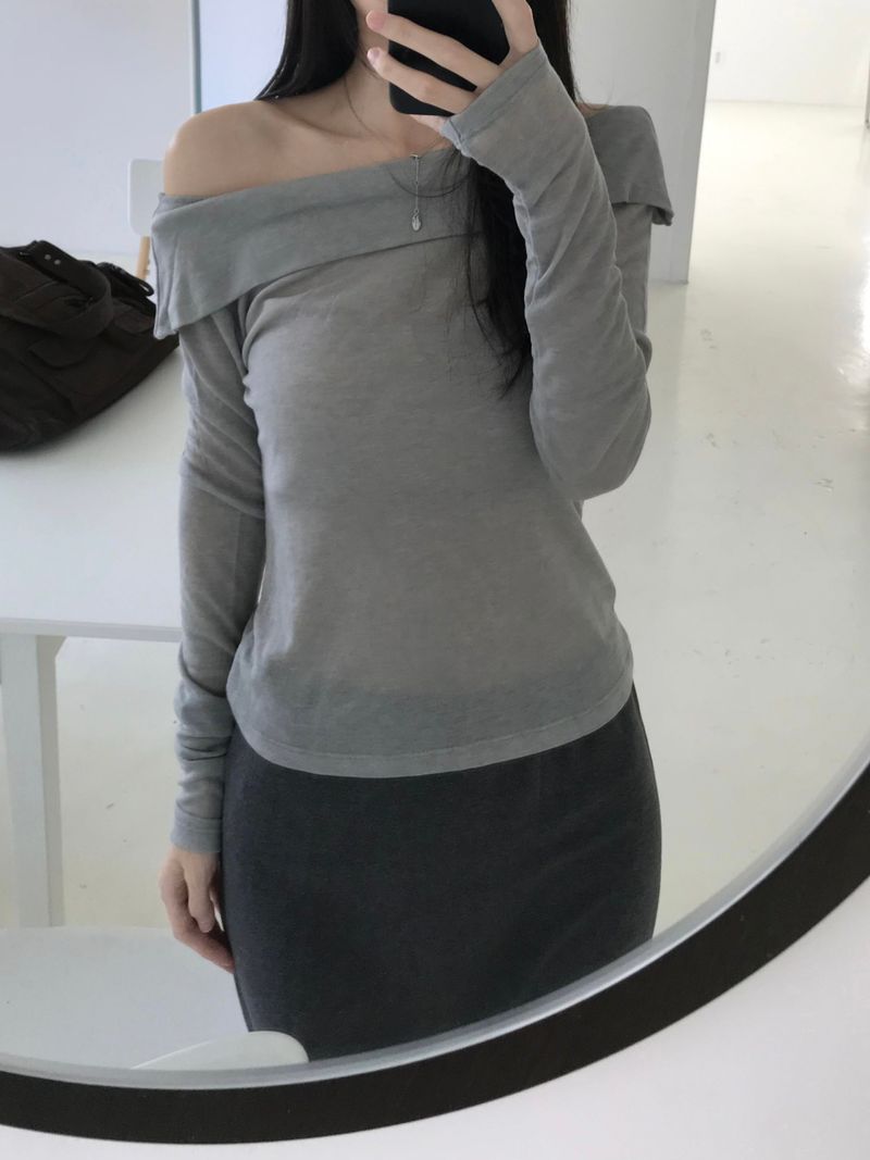 Peer off-shoulder T-shirt (2 colors)