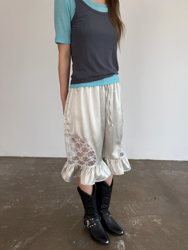 silky frill bermuda pants