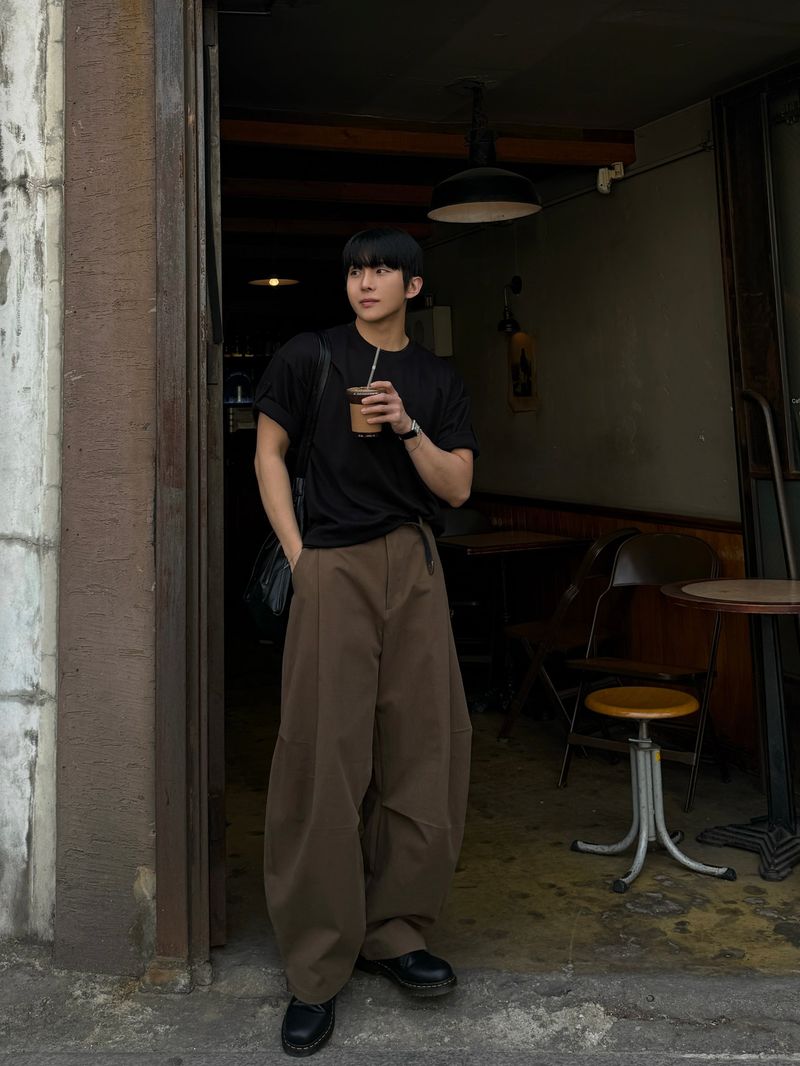 Unbalanced pintuck curved pants