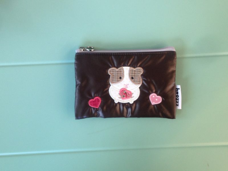 <The Heart-Stealing Guinea> pouch(s,m)