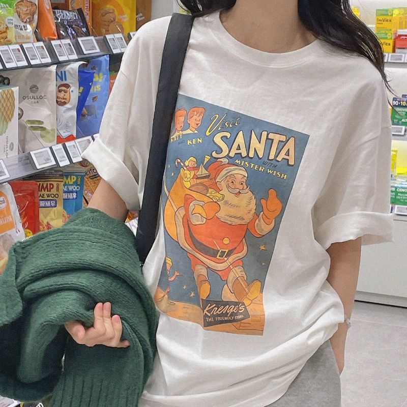 natural mind（ナチュラル マインド）の「Santa Short-Sleeved Boxy Fit T-Shirt（Tops）」