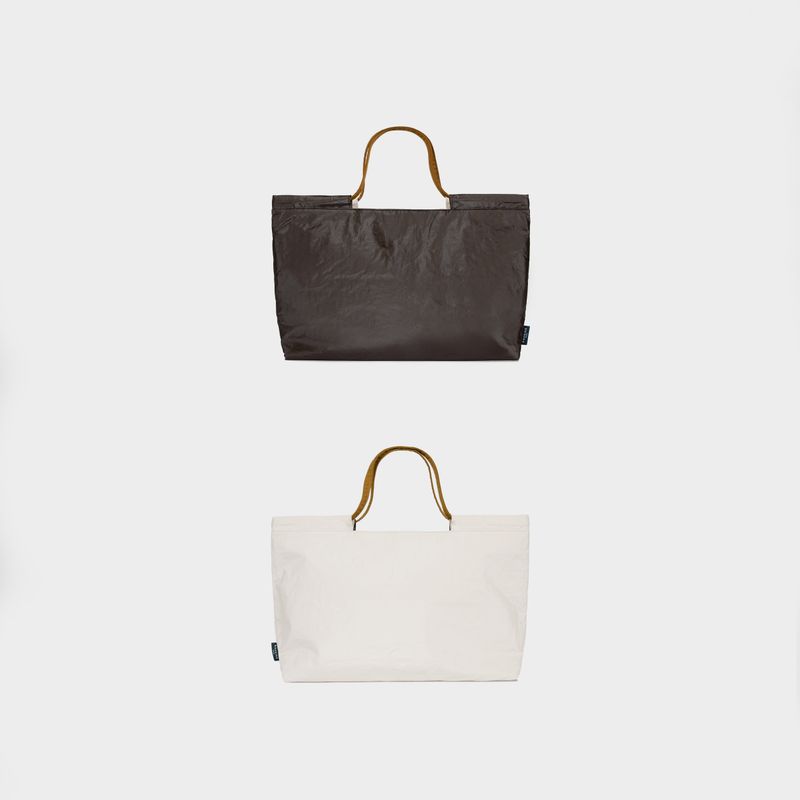 BASKISS（バスキス）の「TYVEK FLEXIBLE BAG - Chocolate Brown & Ivory (MEDIUM)（Bags）」