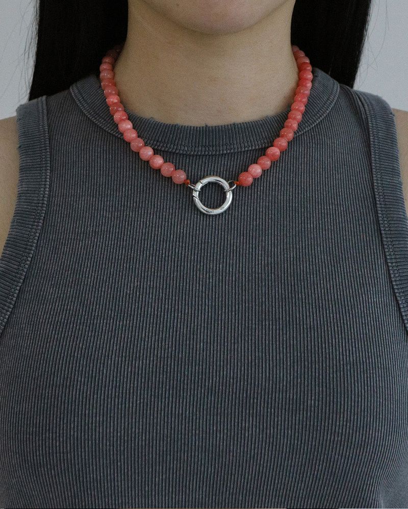 PICOMENT（ピコメント）の「[MADE] カプセル02 シルバーオープンペンダントジェムストーンネックレス _サーモン（アクセサリー）」