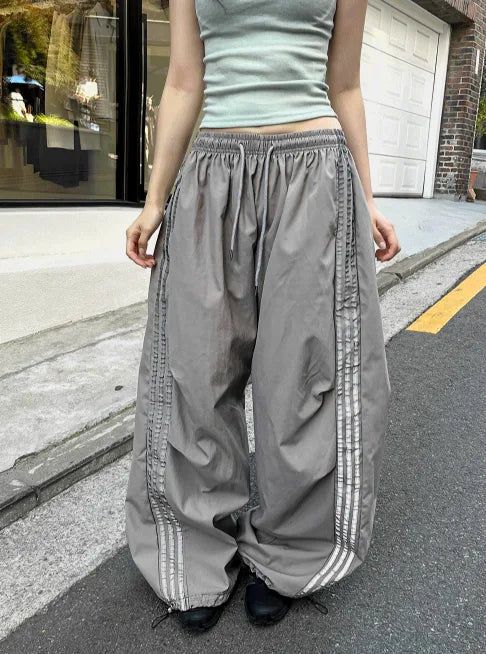 SIAOSIKO（シアオシコ）の「メタリック トラック ワイド ナイロン トラウザーズ（パンツ）」
