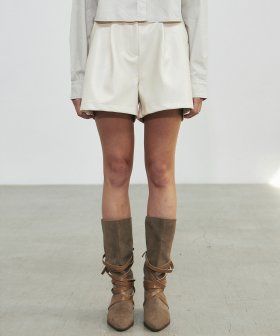 NICK&NICOLE(ニック&ニコール)の「GLOSSY LEATHER BANDING SHORTS_CREAM(Pants)」