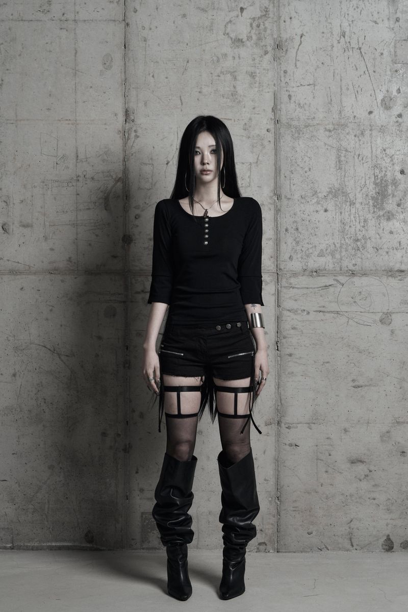 [label] metal button slim-fit half-sleeve top BLACK