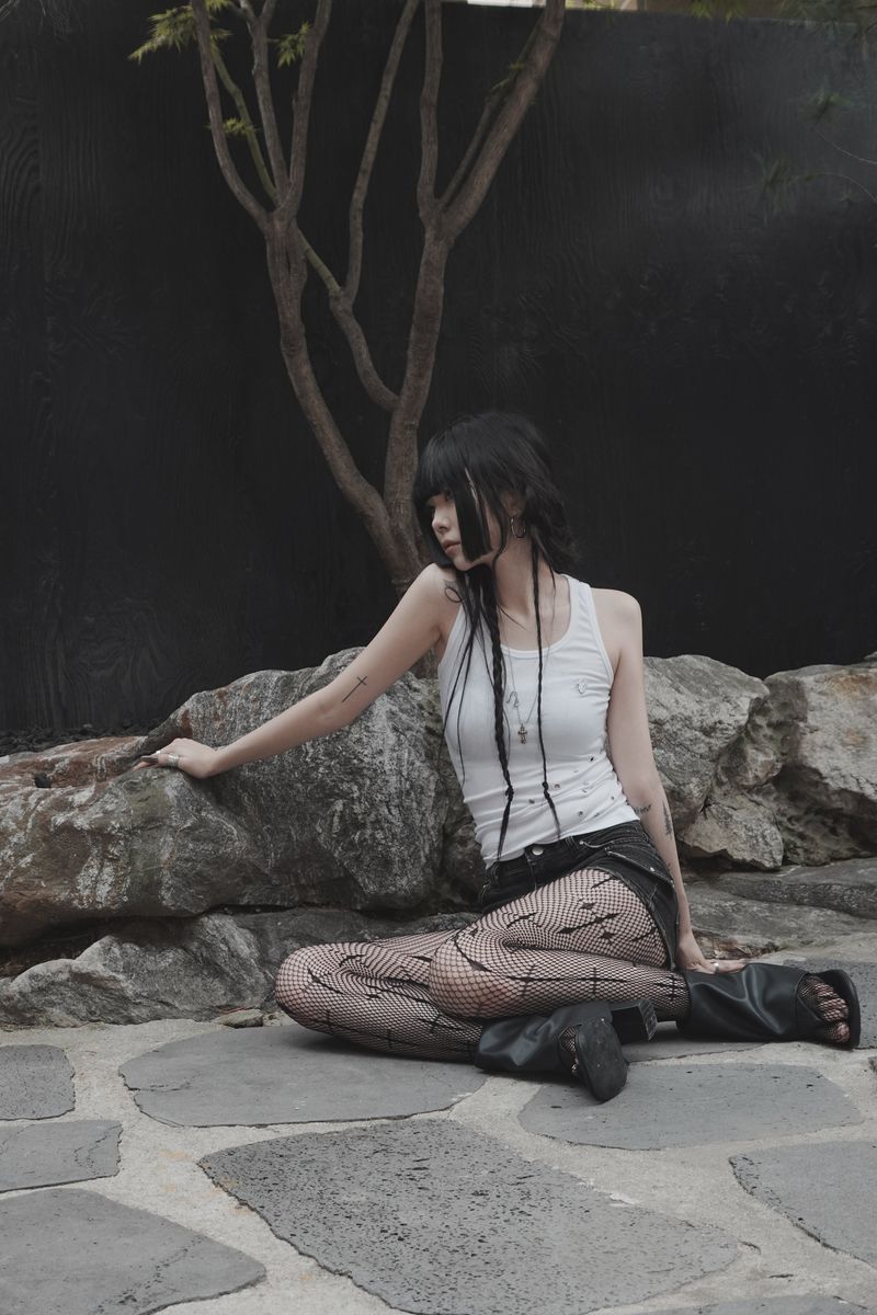 silent symbol eyelet sleeveless (white)
