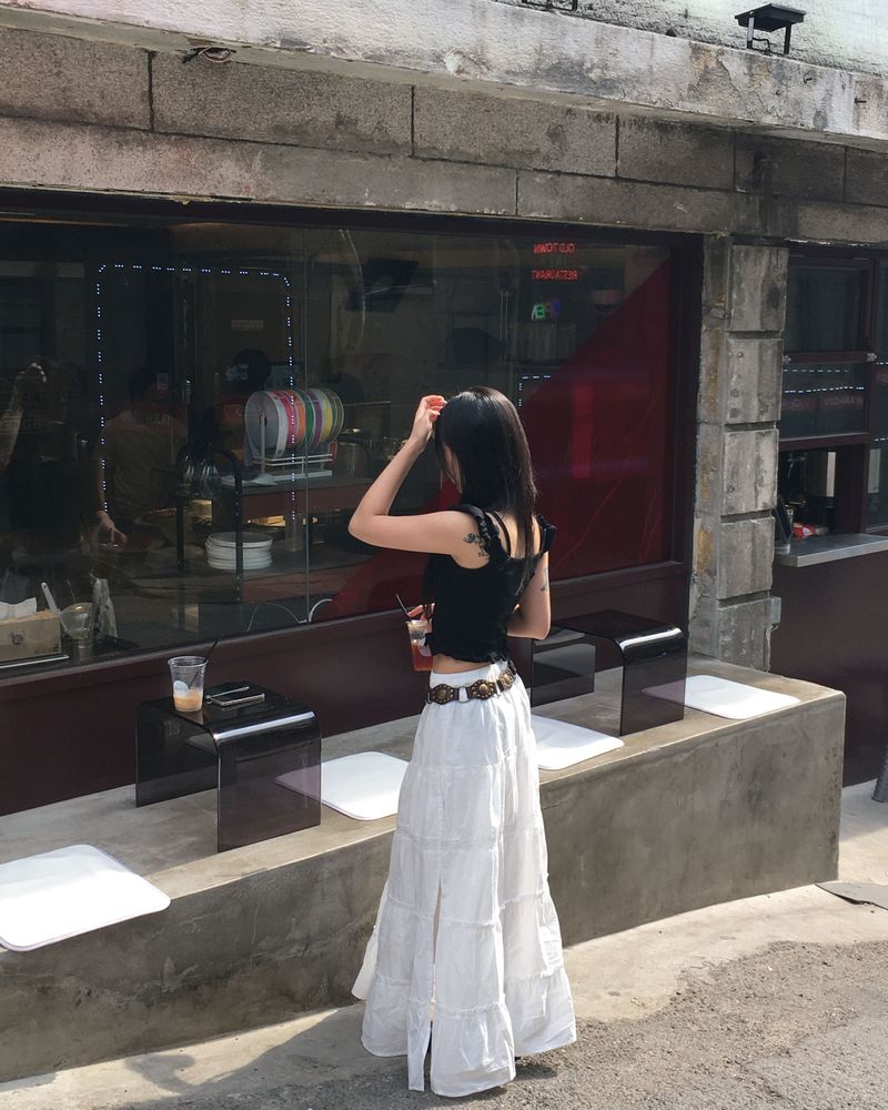 Cutting white long skirt