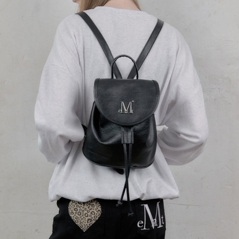MUCENT（ムセント）の「ルネル メタルロゴ レザー ミニ バックパック ユニセックス（バッグ）」