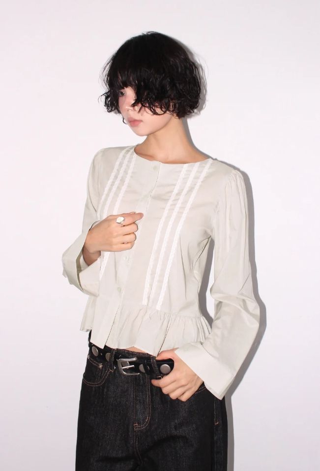 AAKE（アケ）の「LACE PEPLUM BLOUSE（Tops）」