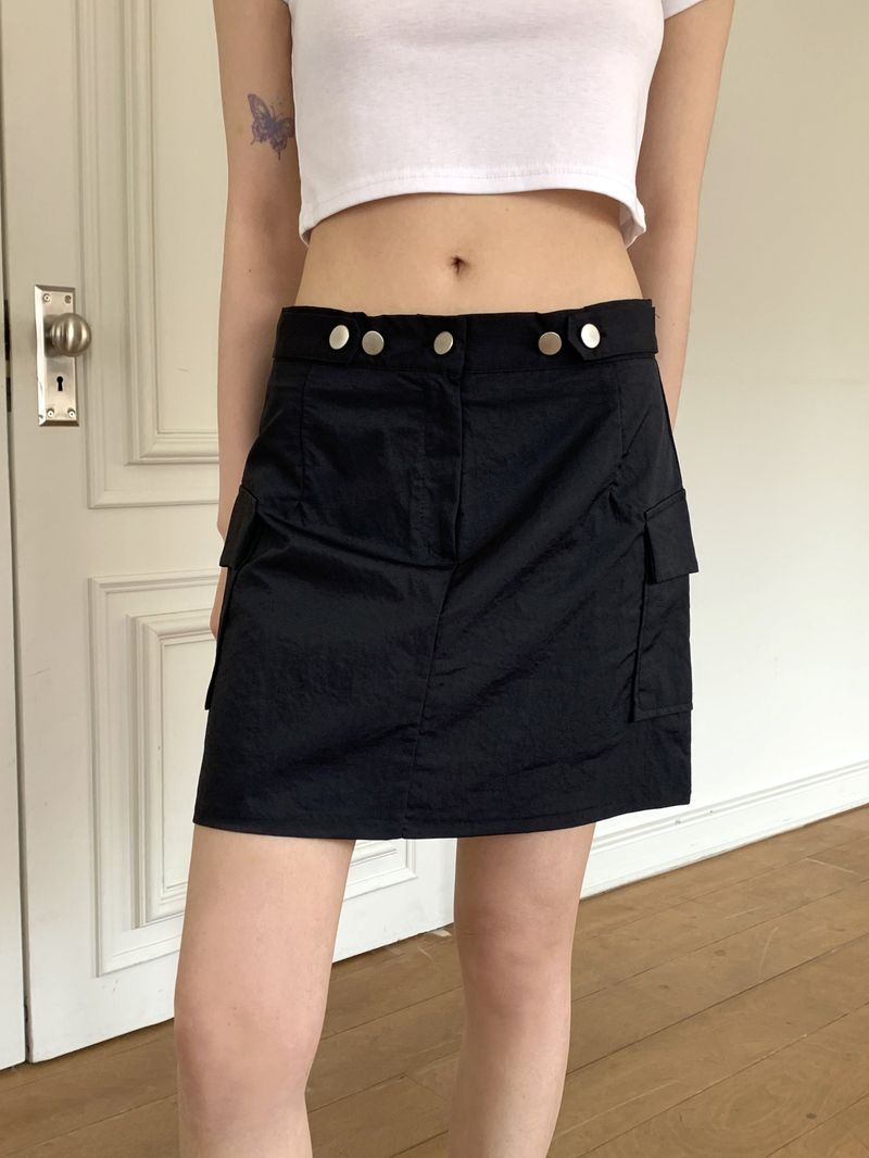 WONDER WONDER(ワンダーワンダー)の「Naing Bijo Pocket Cargo Nylon Mini Skirt(Skirts)」