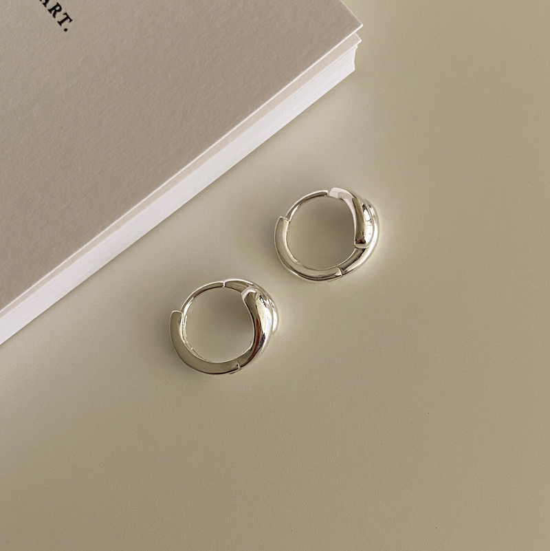 Hug earring (silver)
