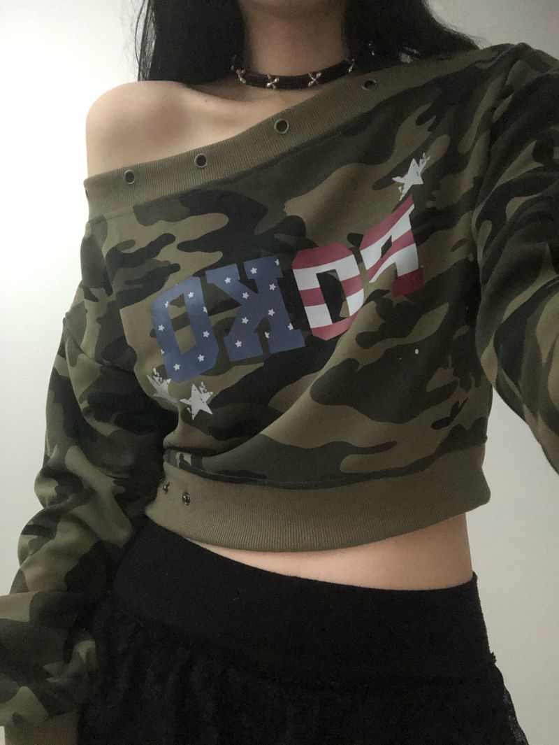 Camo Off-shoulder Button Sweatshirt